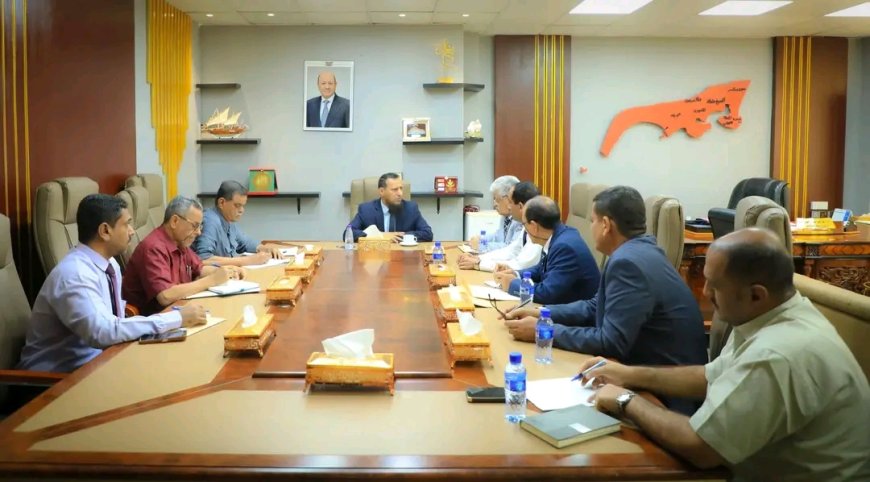 محافظ عدن يناقش أوضاع المتقاعدين والإشكاليات التي تواجه عمل هيئة التأمينات والمعاشات