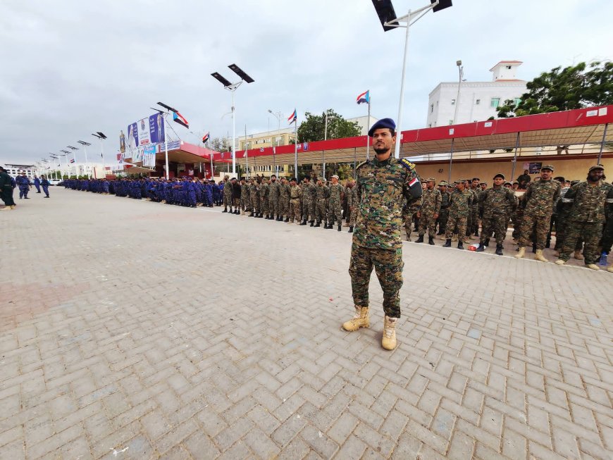 منتسبو ألامن العام والكتائب القيادة العامة بالعاصمة عدن ينظمون وقفة احتجاجية للمطالبة الأشقاء بصرف رواتبهم