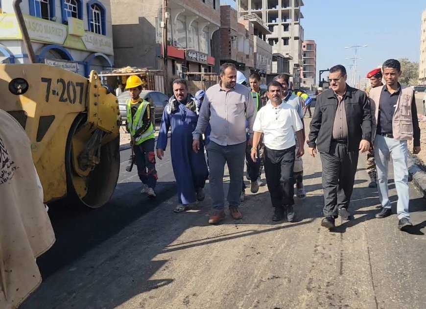 مدير عام المنصورة يتفقد العمل في فرش الطبقة الأسفلتية بمشروع إعادة تأهيل شارع التقنية – تقاطع بئر أحمد