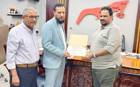 وزير الدولة محافظ عدن وصندوق النظافة يكرمان صالح الجريري مدير عام شركة النفط بعدن