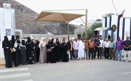 لليوم الحادي عشر على التوالي.. الأمانة العامة تواصل وقفتها الاحتجاجية أمام مقر عملها بالعاصمة عدن