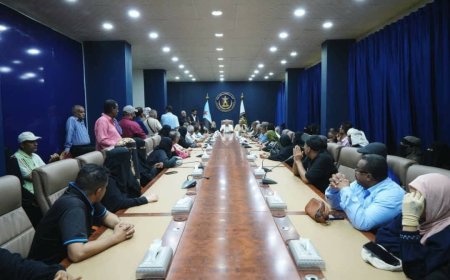 كادر الأمانة العامة يكسر قرار منع دخول مقر عملهم .. مؤكدين أن منع عمل المجلس الانتقالي لا يخدم سوى الجماعات الإرهابية