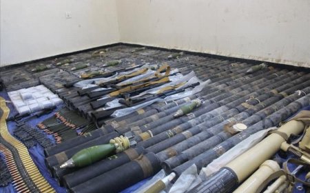 الأمن بحضرموت يضبط أسلحة وقذائف منهوبة من معسكر مطار الريان قبل بيعها