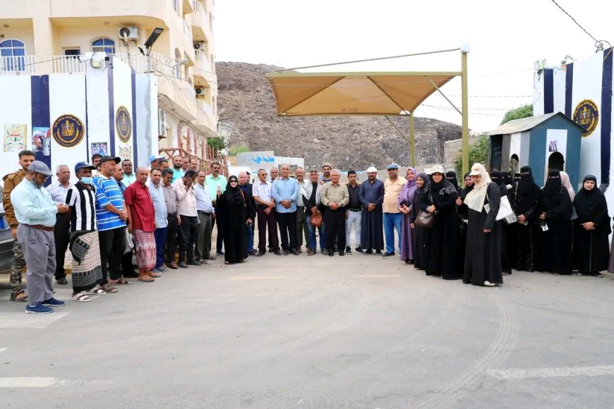 لليوم التاسع على التوالي.. الأمانة العامة تواصل وقفتها الاحتجاجية رفضاً لإغلاق مقرها بالعاصمة عدن