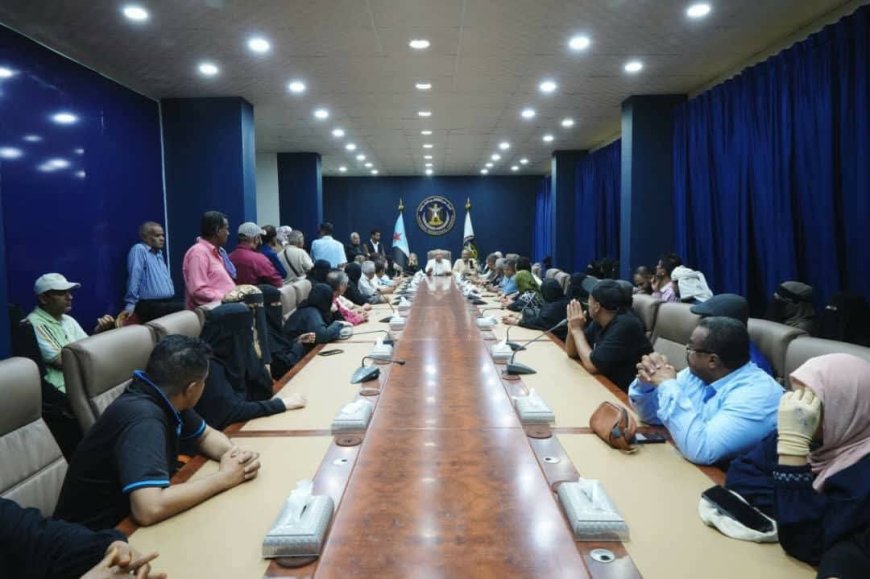 كادر الأمانة العامة يكسر قرار منع دخول مقر عملهم .. مؤكدين أن منع عمل المجلس الانتقالي لا يخدم سوى الجماعات الإرهابية