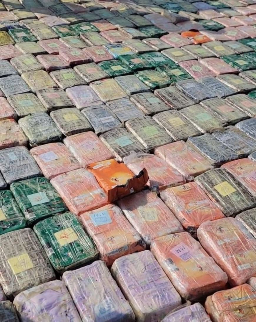 ‏الحملة الأمنية لقوات العمالقة الجنوبية تضبط قارباً يحمل 623 كيلو من المخدرات قبالة ساحل رأس العارة