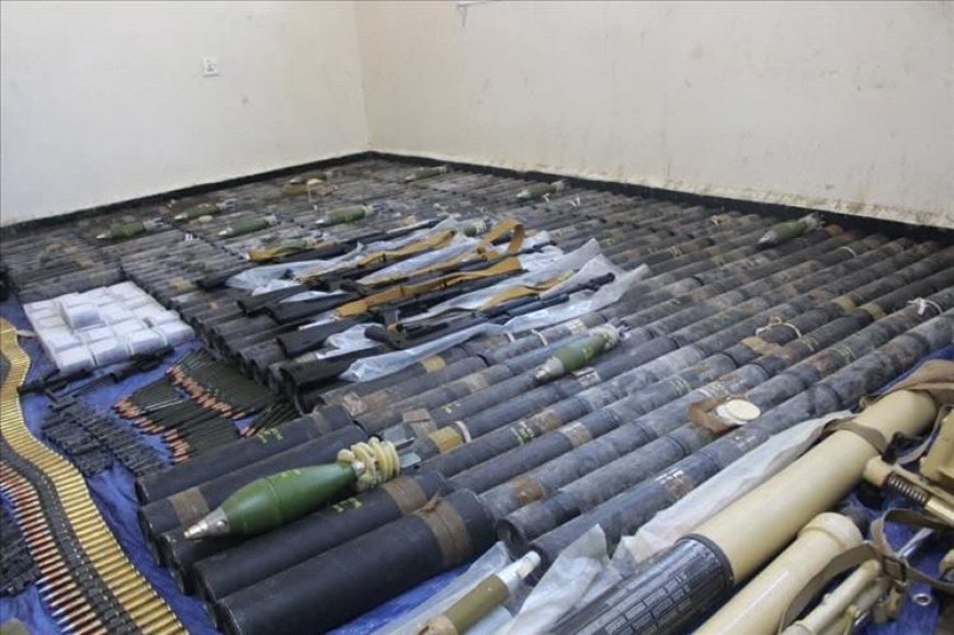 الأمن بحضرموت يضبط أسلحة وقذائف منهوبة من معسكر مطار الريان قبل بيعها