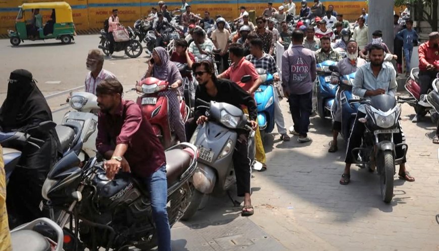 تهافت على محطات الوقود في "أحمد آباد" الهندية وسط مخاوف من نقص الإمدادات