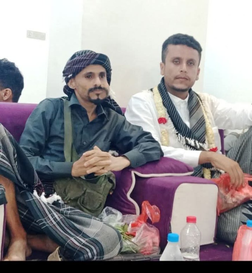 العميد الركن علي منصور الوليدي يهنئ العقيد مثنى الردفاني بزواج نجله الملازم سياف