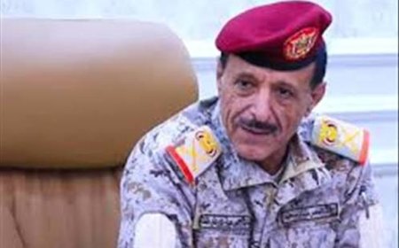 نائب رئيس الأركان العامة يعزي مدير الأكاديمية العسكرية العليا في وفاة والدته