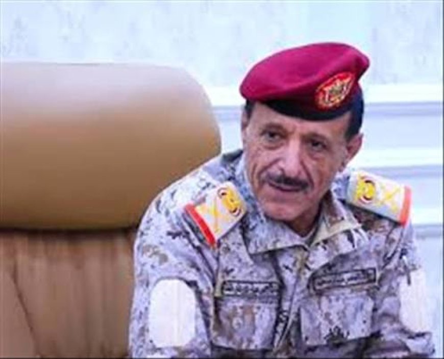 نائب رئيس الأركان العامة يعزي مدير الأكاديمية العسكرية العليا في وفاة والدته